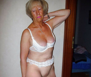 chubby granny nude. Photo #3
